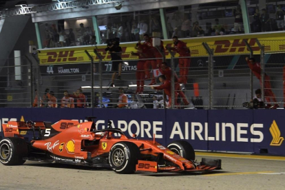 Vettel (Ferrari) logra una victoria en Singapur.-AFP / ROSLAN RAHMAN