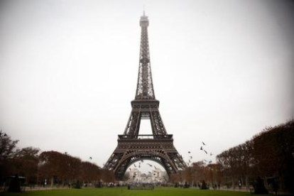 París nublado, con la Torre Eiffel al fondo.-