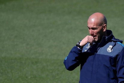 Zidane, durante un entrenamiento con el Madrid en Valdebebas.-REUTERS / ANDREA COMAS