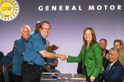 La consejera delegada de General Motors, Mary Barra, cierra un preacuerdo con el sindicato UAW para poner fin a la huelga de un mes.-GENERAL MOTORS (EUROPA PRESS)