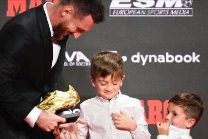Leo Messi recibe su sexta Bota de Oro de manos de sus hijos Thiago y Mateo.-JORDI COTRINA