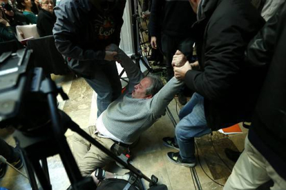 La Policía desaloja al 'camarero del 25-S' de la rueda de prensa de Monedero.-Foto: ATLAS
