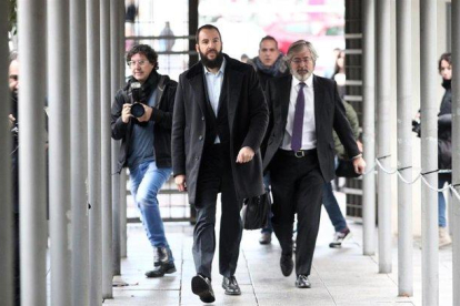 Borja Thyssen, junto a su abogado, a su llegada a los juzgados de lo Penal de Madrid.-EDUARDO PARRA (EUROPA PRESS)