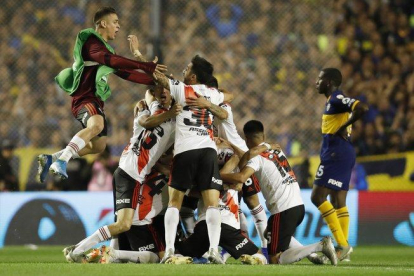 Los jugadores de River Plate celebran el pase a la final.-AP / NATACHA PISARENKO