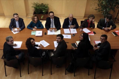Los equipos negociadores de PSOE y de IU-Unidad Popular para la investidura de Pedro Sánchez este lunes, en su cita en el Congreso-JAVIER LIZON / EFE