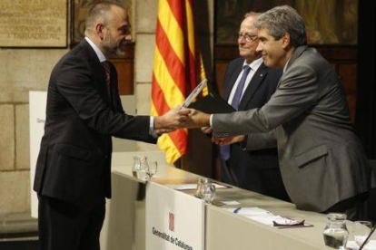 El conseller Francesc Homs entrega el premio a Marc Marginedas.-Foto: JULIO CARBÓ