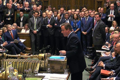 Cameron habla en las últimas preguntas al primer ministro en el Parlamento británico, en Londres.-AFP