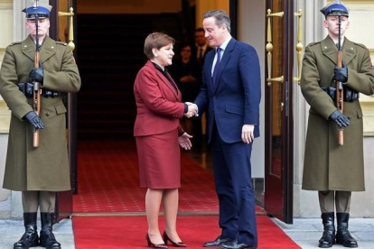 Cameron, con la primera ministra de Polonia, Beata Szydlo, este viernes, en Varsovia.-AP / JANEK SKARZYNSKI