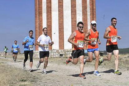 Varios corredores durante una edición del Cross de Abejar. / VALENTÍN GUISANDE-