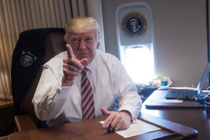 Trump posa en su oficina a bordo del Air Force One, en la base aérea de Andrews (Maryland), tras regresar de Filadelfia, el 26 de enero.-AFP / NICHOLAS KAMM