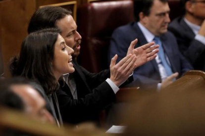 Irene Montero y Pablo Iglesias gesticulan durante la intervención de Soraya Sáenz de Santamaría en la sesión de control.-JOSE LUIS ROCA