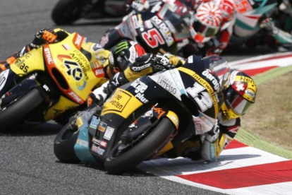 Johann Zarco lidera la carrera de Moto2 del GP de Catalunya, en Montmeló, por delante de Àlex Rins.-EFE
