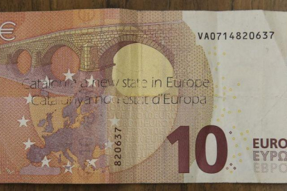 Billete de 10 euros con una impresión que dice Catalunya nou estat dEuropa.-EL PERIÓDICO