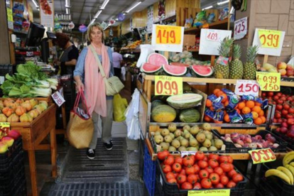 FRUTAS Y VERDURAS La Frutería Moreno en la Via Júlia.-RICARD CUGAT