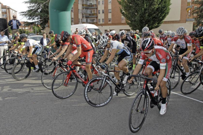Salida del LVIII Trofeo Ciclista de San Saturio, ayer, en la capital.-MARIO TEJEDOR