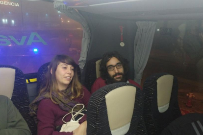 Nora Miralles y Roger Santacana, sentados al final del autobús, en una imagen difundidad por la CUP a través de Twitter.-TWITTER / @CUPBarcelona