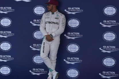 Hamilton celebra su pole position en Montmeló.-