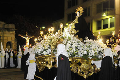 Una de las procesiones de Semana Santa a su paso por Mariano Granados. / VALENTÍN GUISANDE0-