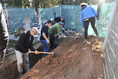 Recuerdo y Dignidad y Aranzadi excavan ayer en el cementerio.-Valentín Guisande