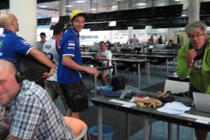 Valentino Rossi abandona la sala de prensa de Malasia.-EMILIO PÉREZ DE ROZAS / Enviado especial
