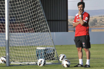 Sergi Pérez en un entrenamiento con el Numancia. / Diego Mayor-