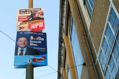 Carteles electorales del ultraderechista AfD en Berlín.-YANN SCHREIBER / AFP