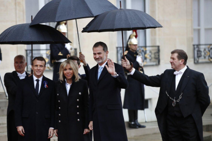 El Rey, junto a Macron y su esposa, en el Eliseo-
