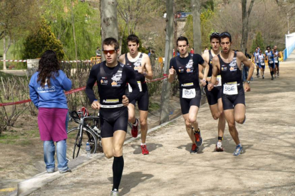 Varios duatletas del Deporama durante una competición.-