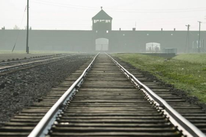 La vía de tren que conduce al campo nazi de Auschwitz.-EFE / DAREK DELMANOWICZ