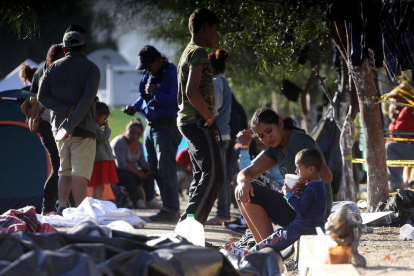 Migrantes permanecen en un albergue de la ciudad de Tijuana. Mexico deporto a 98 migrantes que presuntamente protagonizaron una trifulca al romper un cerco de la Policia Federal en la ciudad de Tijuana con el afan de cruzar la frontera con Estados Unido-ALEJANDRO ZAPATA
