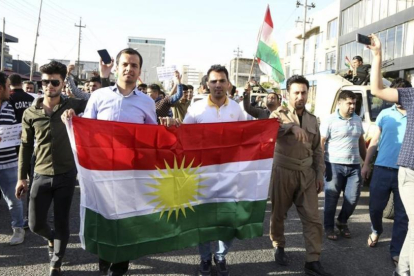 Kurdos de Kirkuk participan en una protesta frente al Consulado estadounidense en Erbil.-GAILAN HAJI / EFE