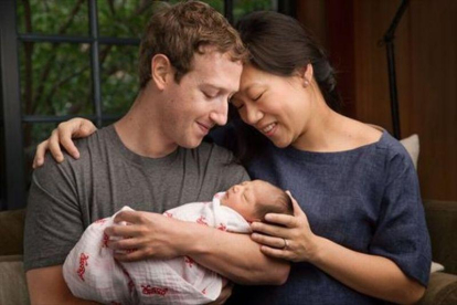 Zuckerberg y su esposa Priscilla muestran a su hija Max, en el 2015.-AFP