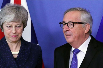 May y Juncker hoy en Bruselas.-REUTERS / YVES HERMAN