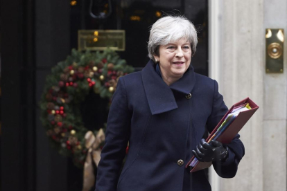 La primera ministra británica, Theresa May, abandonando la residencia gubernamental de Downting Street.-AFP