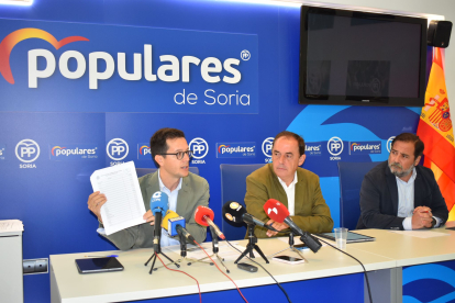 De izquierda a derecha, Tomás Cabezón, Benito Serrano y José Manuel Hernando, ayer en la sede del PP. HDS