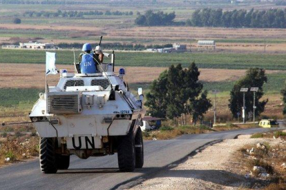 Vehículos de la fuerza de Naciones Unidas en el Líbano circulan por una carretera paralela a la frontera con el Líbano, este domingo.-ALI DIA (AFP)