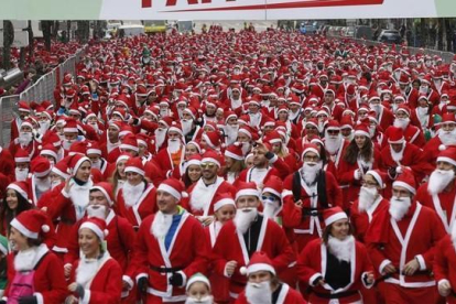 Vista general de la carrera de Papa Noel celebrada en Madrid.-EFE / KIKO HUESCA