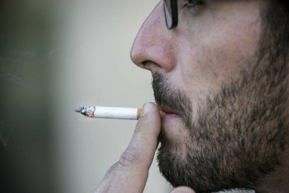 Una persona fumando, en una imagen de archivo.-JOAN CORTADELLAS