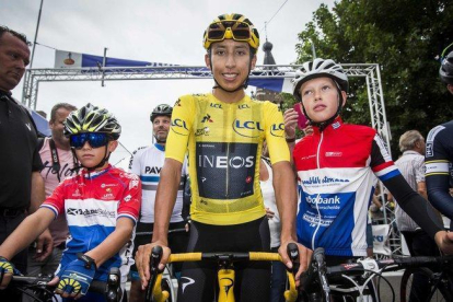 Egan Bernal posa el miércoles junto a dos niños en el Critérium holandés Acht van Chaam, que ganó como era de esperar.-VINCENT JANNINK / ANP / AFP