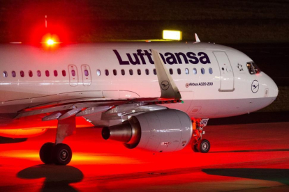 Un avión de Lufthansa en el aeropuerto de Dusseldorf.-MARCEL KUSCH / AFP