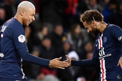 Mbappé felicita a Neymar tras marcar un gol al Amiens.-