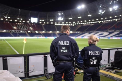 Dos policías, en el monento de la evacuación del estadio de Hannover.-
