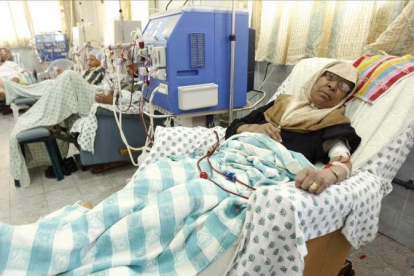 Una paciente de diálisis en un hospital de Gaza.-REUTERS / IBRAHEEM ABU MUSTAFA