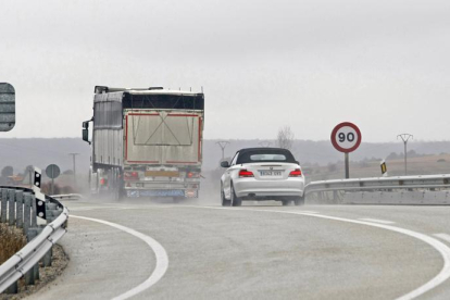 Un rádar móvil montado en un vehículo.-LUIS ÁNGEL TEJEDOR