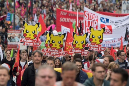 Manifestantes en Alemania contra el TTIP.-BORIS ROESSLER / AFP