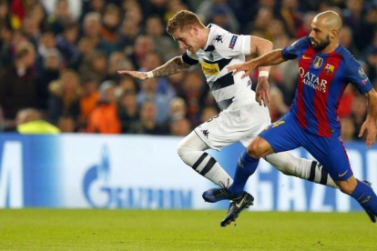 Mascherano pelea con Hahn en el Barça-Borussia del Camp Nou,-AP / FRANCISCO SECO