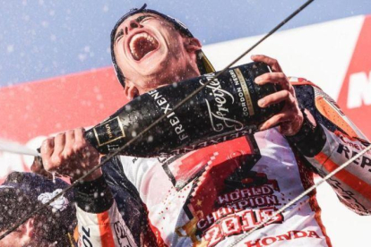 Marc Márquez celebra su séptimo título mundial en el podio de Motegi (Japón).-ALEJANDRO CERESUELA