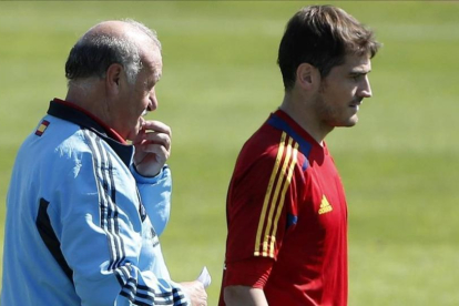 Del Bosque y Casillas, en un entrenamiento de la selección española en Las Rozas.-EFE / JUAN CARLOS HIDALGO