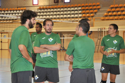 El cuerpo técnico del Río Duero poco antes de un entrenamiento.-VALENTÍN GUISANDE