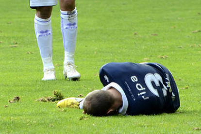 Adrián Ripa conmocionado en el suelo tras el golpe sufrido con Del Pino. / ÁREA 11-